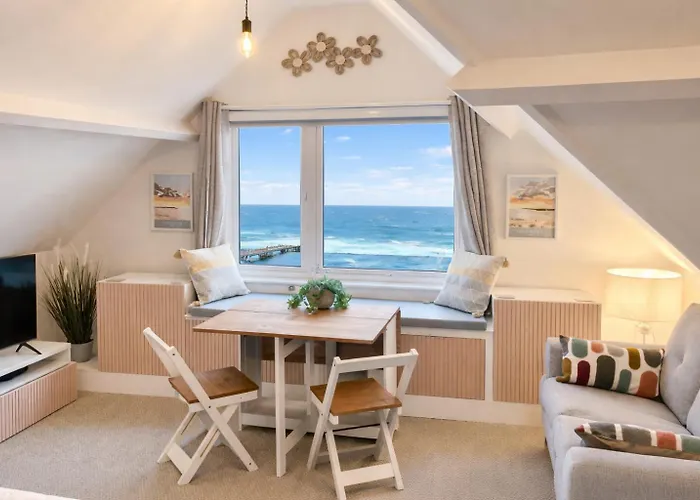 Pier View Retreat - 5 Mins Walk To Beach - Sea Views With Parking